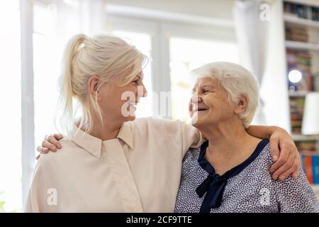 Donna che passa il tempo con la madre anziana Foto Stock