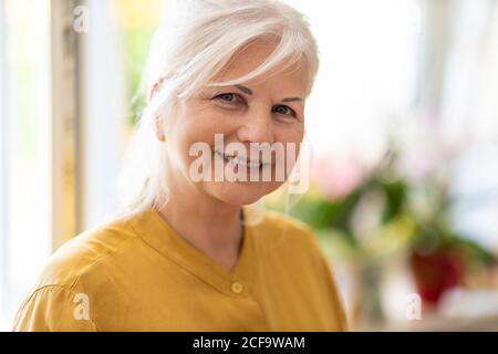 Bella donna senior a casa Foto Stock