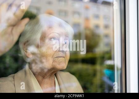 Ritratto di una donna anziana in stato di preoccupazione a casa Foto Stock