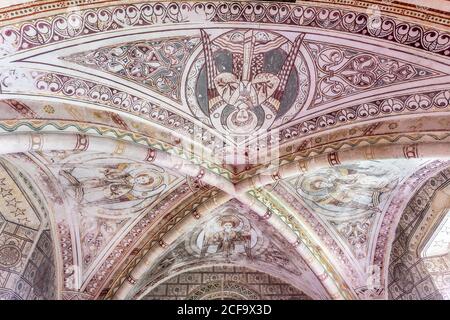 La chiesa normanna di San Giorgio nel villaggio di Cotswold Di Hampnet che mostra il soffitto del coro 12 ° secolo decorato in il 1870 dal vicario al Foto Stock