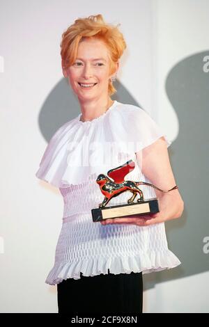 Venezia, Italia. 02 settembre 2020. Tilda Swinton con il Leone d'Oro per la vita al festival che si apre al 77esimo Festival del Cinema di Venezia il 2 settembre 2020 a Venezia, Italia Credit: Geisler-Fotopress GmbH/Alamy Live News Foto Stock