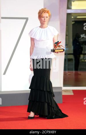 Venezia, Italia. 02 settembre 2020. Tilda Swinton con il Leone d'Oro per la vita al festival che si apre al 77esimo Festival del Cinema di Venezia il 2 settembre 2020 a Venezia, Italia Credit: Geisler-Fotopress GmbH/Alamy Live News Foto Stock