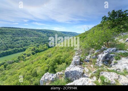 Francia, Cote d’Or, Riserva Naturale Regionale della Val Suzon, Messigny et Vantoux, Foret Domaniale de Val Suzon, punto di vista da un sentiero escursionistico // Francia, Cô Foto Stock