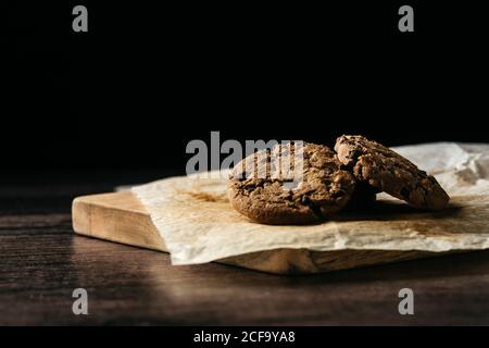 Gustosi biscotti al cioccolato sul tavolo di legno Foto Stock