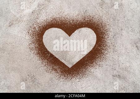Forma del cuore dello spargimento di cacao in polvere su fondo oncrete Foto  stock - Alamy