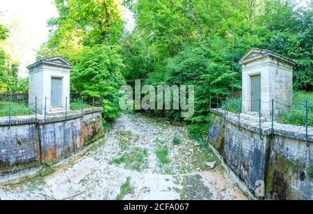 Francia, Cote d’Or, Riserva Naturale Regionale della Val Suzon, Etaules, Foret Domaniale de Val Suzon, Parco Jouvence, il fiume secco di Suzon // Francia, Côte d Foto Stock