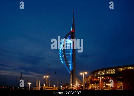 La Spinnaker Tower, Guwharf Quays, Portsmouth, Hampshire, Inghilterra, illuminata di notte con luce blu Foto Stock