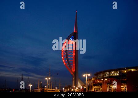 La Spinnaker Tower, Gunwharf Quays, Portsmouth, Hampshire, Inghilterra, illuminata di notte con luce rossa Foto Stock