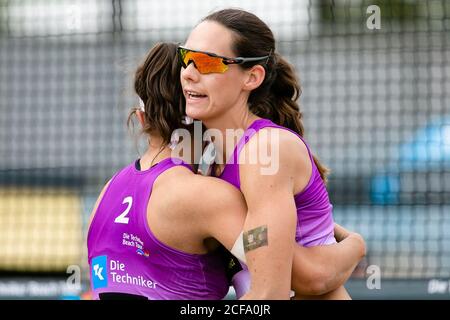 04 settembre 2020, Schleswig-Holstein, Timmendorfer Strand: Beach volley: Campionati tedeschi: Anna-Lena Grüne (l, Hildesheim) e campione olimpico Kira Walkenhorst (Düsseldorf) sono felici dopo aver raggiunto le finali del quarto. Foto: Frank Molter/dpa Foto Stock