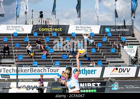 04 settembre 2020, Schleswig-Holstein, Timmendorfer Strand: Beach volley: Campionati tedeschi: Pochi spettatori si siedono negli stand ai Campionati tedeschi di Beach volley. A causa dei requisiti della corona, quest'anno sono ammessi solo 200 fan registrati nell'area chiusa. Foto: Frank Molter/dpa Foto Stock