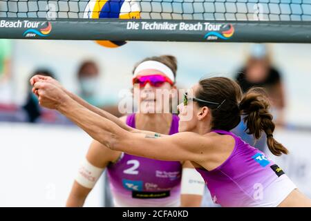 04 settembre 2020, Schleswig-Holstein, Timmendorfer Strand: Beach volley: Campionati tedeschi: Anna-Lena Grüne (l, Hildesheim) e campione olimpico Kira Walkenhorst (Düsseldorf) accettano una palla. Foto: Frank Molter/dpa Foto Stock