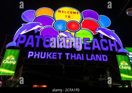 Cartello al neon all'ingresso di Bangla Road Walking Street, Patong Beach, Phuket, Thailandia Foto Stock