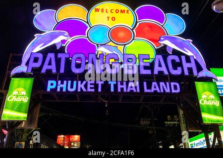 Cartello al neon all'ingresso di Bangla Road Walking Street, Patong Beach, Phuket, Thailandia Foto Stock