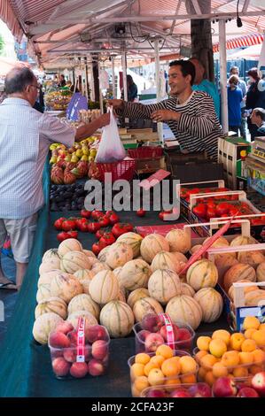 Nizza, Francia - 14 maggio, 2015: Mercato agricolo bancarella vendita di verdure fresche al famoso Cours Saleya Market nel centro storico di Nizza, Francia Foto Stock