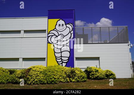 Clermont Ferrand , auvergne / Francia - 09 23 2019 : bibendum michelin segno logo davanti alla fabbrica di pneumatici a Clermont Ferrand Foto Stock