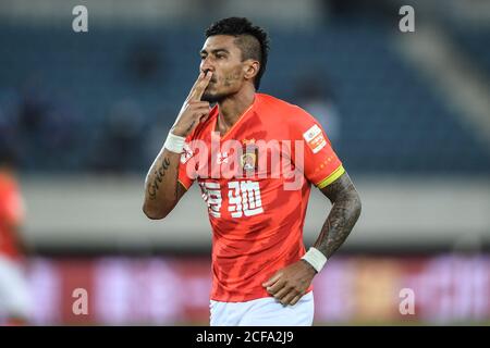 (200904) -- DALIAN, 4 settembre 2020 (Xinhua) -- Paulinho di Guangzhou Evergrande celebra dopo aver segnato un gol durante il 9 ° round match tra Guangzhou Evergrande e Guangzhou R&F alla stagione rinviata 2020 Chinese Football Association Super League (CSL) Dalian Division a Dalian, nella provincia di Liaoning della Cina nordorientale, 4 settembre 2020. (Xinhua/Pan Yulong) Foto Stock