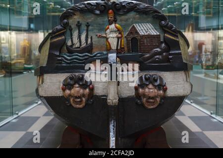 Scultura decorazione dipinta di vintage nave in legno da vicino, barca di Pietro il Grande in un museo Foto Stock