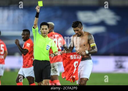 (200904) -- DALIAN, 4 settembre 2020 (Xinhua) -- Paulinho di Guangzhou Evergrande è mostrato un cartellino giallo durante il 9 ° round match tra Guangzhou Evergrande e Guangzhou R&F alla stagione rinviata 2020 Associazione di Calcio Cinese Super League (CSL) Dalian Division a Dalian, la provincia di Liaoning della Cina nordorientale, 4 settembre 2020. (Xinhua/Pan Yulong) Foto Stock