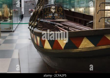 Vintage poppa in legno da vicino, barca di Pietro il Grande in un museo Foto Stock