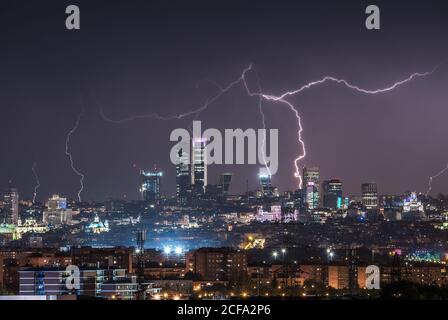 Splendida vista panoramica della città moderna con edifici contemporanei e. grattacieli sotto il cielo notturno scuro illuminati da moltissime luci Foto Stock