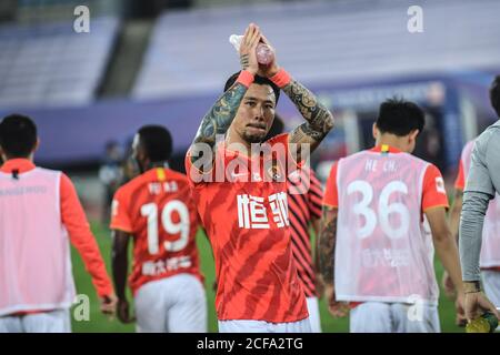 (200904) -- DALIAN, 4 settembre 2020 (Xinhua) -- Zhang Linceng (fronte) di Guangzhou Evergrande saluta i tifosi dopo il nono incontro tra Guangzhou Evergrande e Guangzhou R&F alla stagione rinviata 2020 Associazione di Calcio Cinese Super League (CSL) Dalian Division a Dalian, Provincia di Liaoning della Cina nordorientale, 4 settembre 2020. (Xinhua/Pan Yulong) Foto Stock