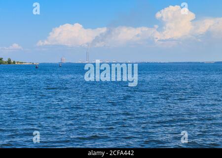 Vista del lago artificiale di Kakhovka e della città di Enerhodar all'orizzonte. Regione di Zaporizhia, Ucraina Foto Stock