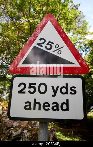 25% strada ripida declino in avanti riva rossa strada loughrigg lago distretto parco nazionale cumbria inghilterra regno unito Foto Stock