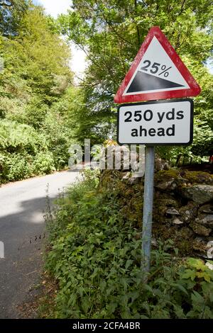 25% strada ripida declino in avanti riva rossa strada loughrigg lago distretto parco nazionale cumbria inghilterra regno unito Foto Stock