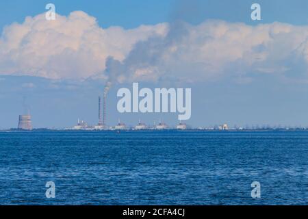 Vista del lago artificiale di Kakhovka e della città di Enerhodar all'orizzonte. Regione di Zaporizhia, Ucraina Foto Stock