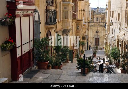 La storica chiesa di San Lucy si trova ai piedi di una zona pedonale di Via Santa Lucia fiancheggiata da negozi e ristoranti a la Valletta, Malta. Foto Stock