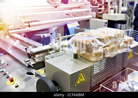 Macchina per il confezionamento del pane presso la fabbrica alimentare Foto Stock