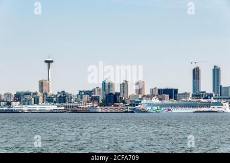 Lo skyline di Seattle con la grande nave Norwegian Cruise Line Norwegian Jewel nel porto. Foto Stock