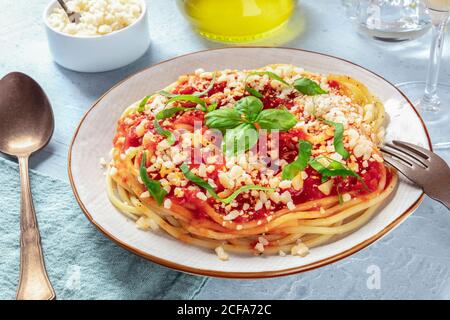 Pasta italiana. Spaghetti con salsa di pomodoro, formaggio e basilico Foto Stock