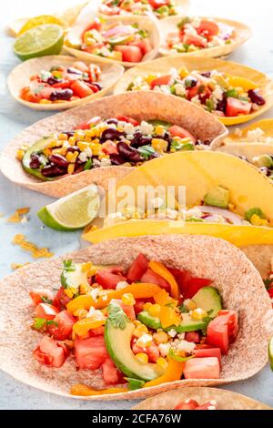 Cibo messicano. Tacos vegetariani con verdure Foto Stock