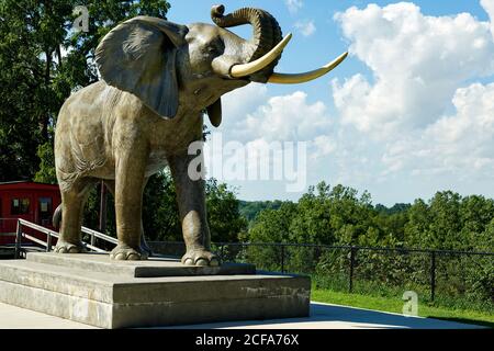 St. Thomas, Ontario, Canada. Una statua a grandezza naturale di Jumbo l'elefante. Foto Stock