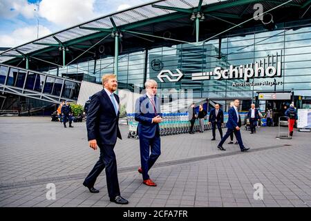 Haarlemmermeer, Paesi Bassi. 04 settembre 2020. Re Willem-Alexander dei Paesi Bassi visita l'aeroporto di Schiphol per essere informato sull'impatto della crisi di Corona, il 4 settembre 2020. Credit: Robin Utrecht/POOL |/dpa/Alamy Live News Foto Stock