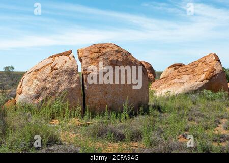 Primo piano immagine di Devils Marbles. Luogo sacro aborigeno con massi di granito massiccio. Simbolo dell'Outback australiano. Nome aborigeno Karlu Karlu Foto Stock