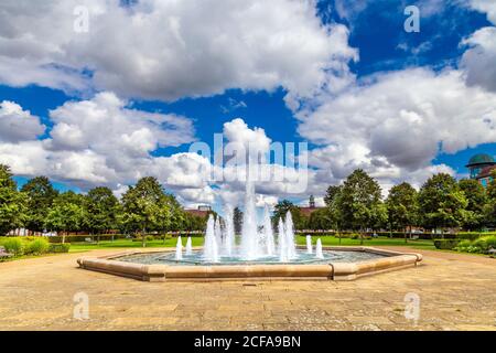 Broadway Gardens Fountain a Letchworth Garden City, Hertfordshire, Regno Unito Foto Stock