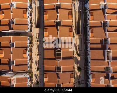 Vista dall'alto del drone dei tetti degli edifici con linee rette di strade in luce del sole, Gran Canaria Foto Stock