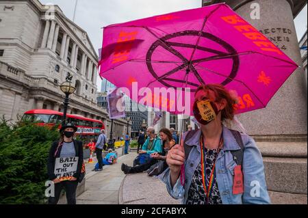 Londra, Regno Unito. 04 settembre 2020. La ribellione dell'estinzione 'Walk of Shame' dalla Banca d'Inghilterra. Il messaggio di questo marzo è volto a essere "la giustizia climatica e la giustizia sociale sono entrambe compromesse dalle azioni in corso delle società e delle istituzioni in tutto il mondo". Miravano anche a sottolineare quanto la città avesse "tratto profitto" dalla schiavitù. Il "blocco" dei morti continua per l'epidemia di Coronavirus (Covid 19) a Londra. Credit: Guy Bell/Alamy Live News Foto Stock