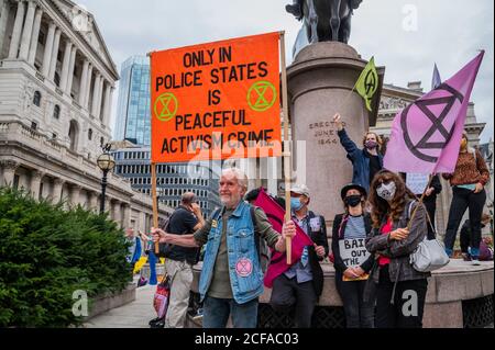 Londra, Regno Unito. 04 settembre 2020. La ribellione dell'estinzione 'Walk of Shame' dalla Banca d'Inghilterra. Il messaggio di questo marzo è volto a essere "la giustizia climatica e la giustizia sociale sono entrambe compromesse dalle azioni in corso delle società e delle istituzioni in tutto il mondo". Miravano anche a sottolineare quanto la città avesse "tratto profitto" dalla schiavitù. Il "blocco" dei morti continua per l'epidemia di Coronavirus (Covid 19) a Londra. Credit: Guy Bell/Alamy Live News Foto Stock