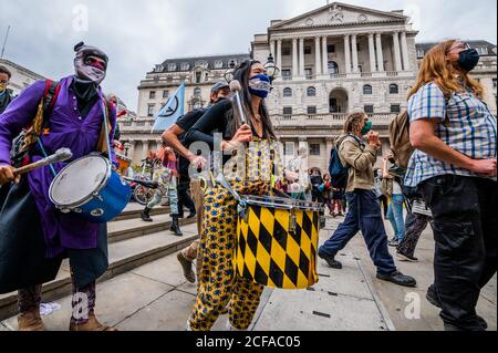 Londra, Regno Unito. 04 settembre 2020. La ribellione dell'estinzione 'Walk of Shame' dalla Banca d'Inghilterra. Il messaggio di questo marzo è volto a essere "la giustizia climatica e la giustizia sociale sono entrambe compromesse dalle azioni in corso delle società e delle istituzioni in tutto il mondo". Miravano anche a sottolineare quanto la città avesse "tratto profitto" dalla schiavitù. Il "blocco" dei morti continua per l'epidemia di Coronavirus (Covid 19) a Londra. Credit: Guy Bell/Alamy Live News Foto Stock