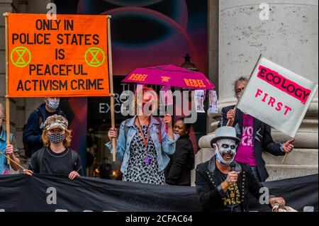 Londra, Regno Unito. 04 settembre 2020. La ribellione dell'estinzione 'Walk of Shame' dalla Banca d'Inghilterra. Il messaggio di questo marzo è volto a essere "la giustizia climatica e la giustizia sociale sono entrambe compromesse dalle azioni in corso delle società e delle istituzioni in tutto il mondo". Miravano anche a sottolineare quanto la città avesse "tratto profitto" dalla schiavitù. Il "blocco" dei morti continua per l'epidemia di Coronavirus (Covid 19) a Londra. Credit: Guy Bell/Alamy Live News Foto Stock