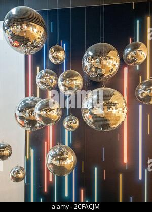 Molte sfere retro disco che ruotano in Discoteca Foto Stock
