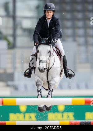 04 settembre 2020, Nord Reno-Westfalia, Aquisgrana: Laura Kraut, show-jumper dagli Stati Uniti, salta su un ostacolo sul suo cavallo, Confu, nella gara di salto con un salto-off alla concorrenza internazionale di salto Aachen. È arrivata terza. Foto: Rolf Vennenbernd/dpa Foto Stock