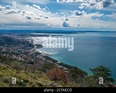 Paesaggio urbano aereo di Trieste giorno del sole Foto Stock