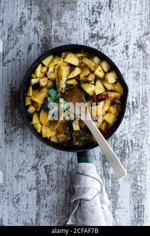 Di sopra mele dolci con cipolle e peperoni con spezie fritti in padella Foto Stock