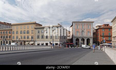 Persone sul ponte di mezzo contro Piazza Garibaldi a Pisa, Italia Foto Stock