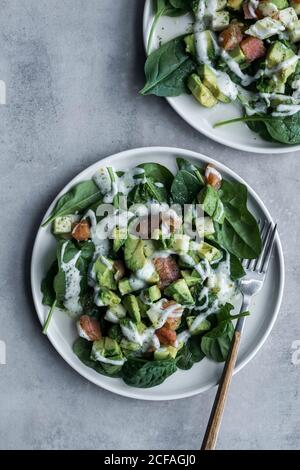 Dall'alto appetitosa insalata di salmone sano con verde e tagliato lime di limone sul tavolo servito Foto Stock