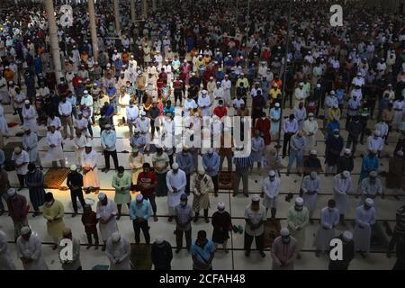 Dhaka, Dhaka, Bangladesh. 4 Settembre 2020. Si è visto che le persone eseguivano la preghiera del venerdì insieme senza mantenere una distanza sicura tra loro durante la pandemia COVID-19. Credit: Md. Rakibul Hasan/ZUMA Wire/Alamy Live News Foto Stock